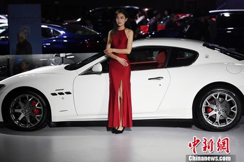 11月9日，2017第14屆中國西南（昆明）國際汽車博覽會在昆明滇池國際會展中心開展，市民欣賞了一場汽車盛宴。會展現(xiàn)場還展出了新能源汽車及機車。<a target='_blank' href='http://www.chinanews.com/'>中新社</a>記者李進(jìn)紅攝