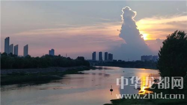 為了這朵云，周口人聚集在大慶路橋上……