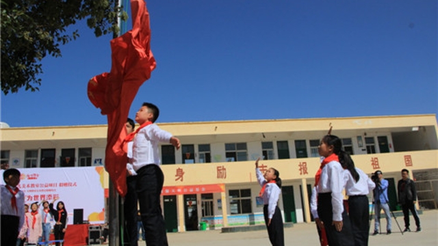 周口留守兒童的國慶節(jié)：敬隊禮、升國旗