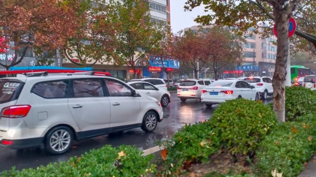 雨中道路擁堵，市民可繞行！