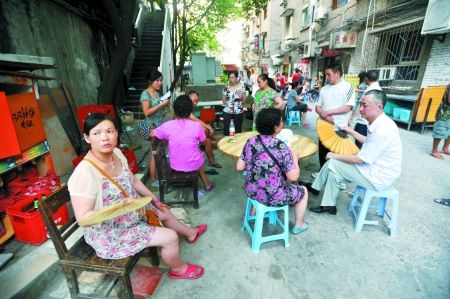 昨日，沙坪壩渝碚路，停電后市民來到院壩里乘涼。記者 張路橋 實(shí)習(xí)生 陳超 攝
