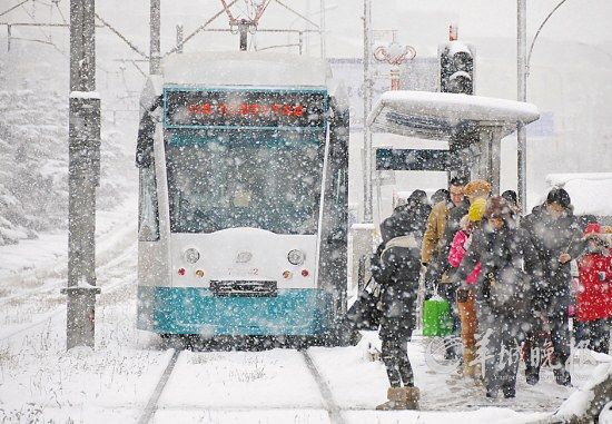 冬季，大連市民在雪中等候202路鐺鐺車 新華社發(fā)(呂文正 攝) 