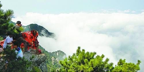  廬山云霧變幻莫測，常常轉(zhuǎn)瞬間便換了模樣。